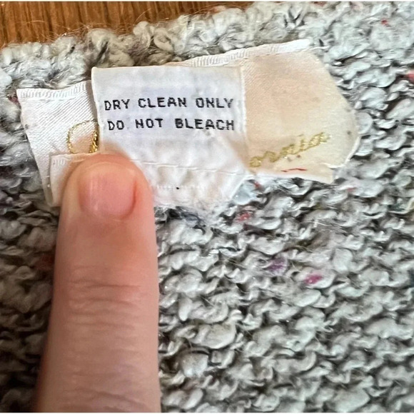 Lilly of California Wool blend Scoop V-Neck textured sweater women’s size Medium - Picture 8 of 9